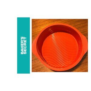 NWOT 9"w x 3"h Baker's Secret Solicone Cake Pan